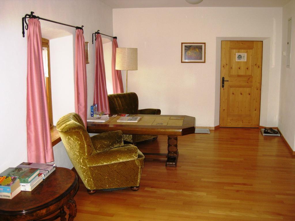 Pensiun Garni Plaz Hotel Scuol Exterior foto