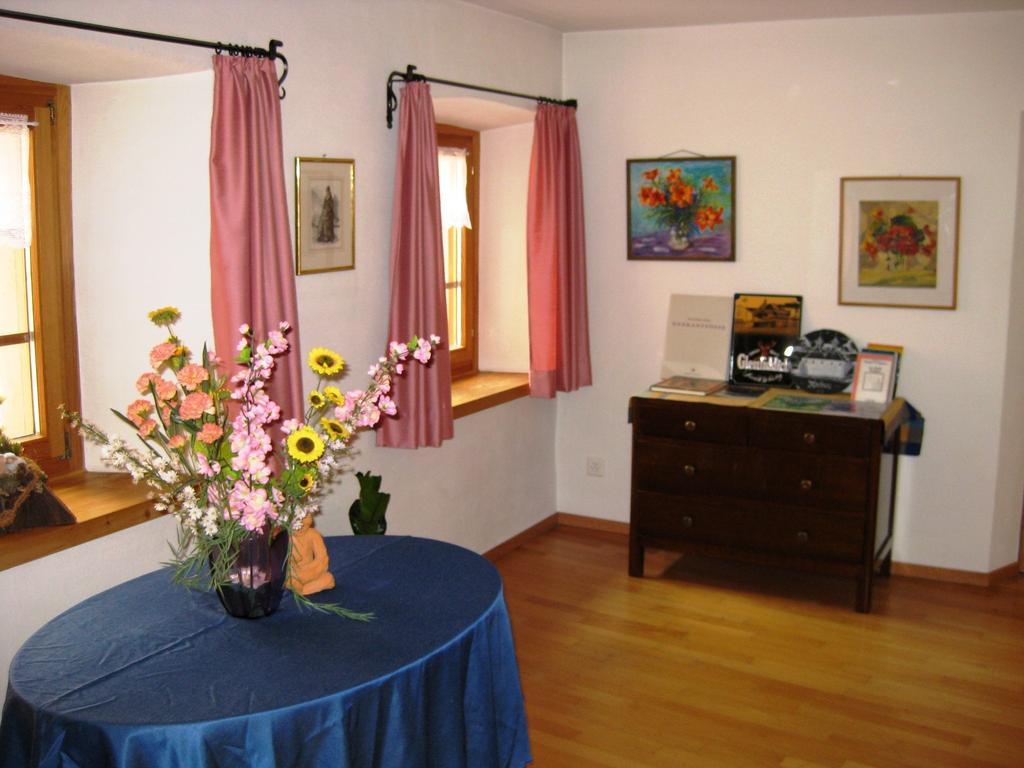 Pensiun Garni Plaz Hotel Scuol Exterior foto